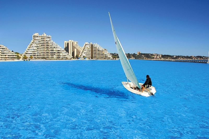 The largest swimming pool in the world is located in Chile