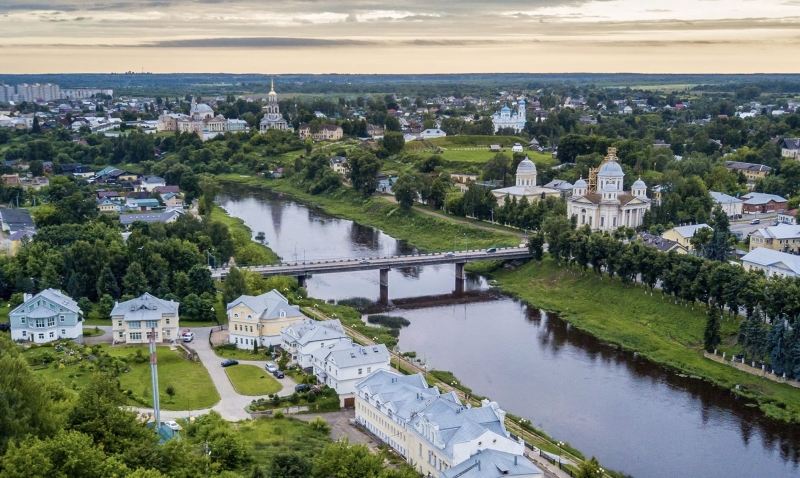 Why do tourists go to Torzhok?