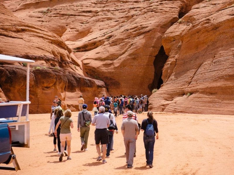 Antelope Canyon in Arizona &mdash; where it is located, Upper and Lower Canyon, guided tours and tourist tips