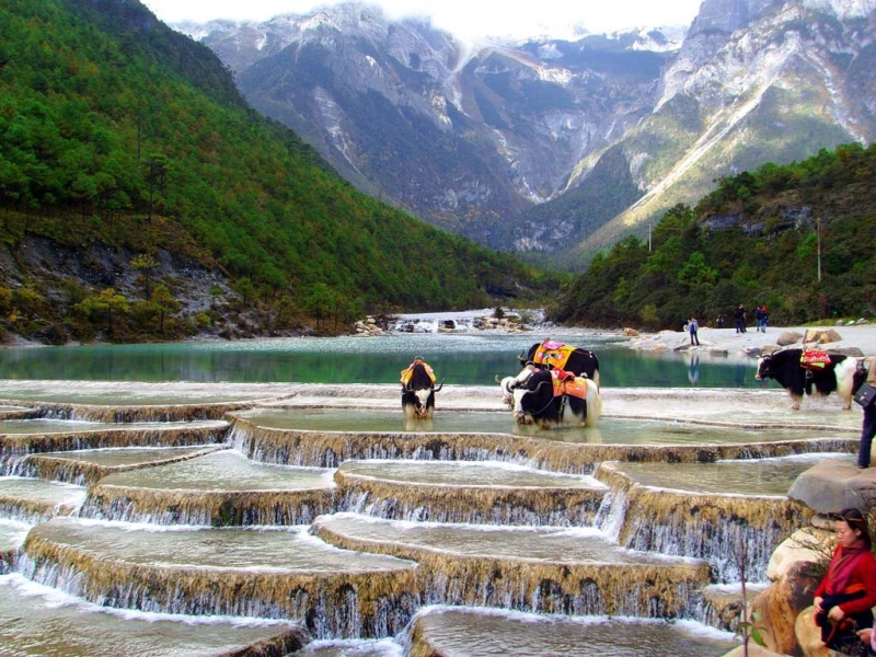 Blue Moon Valley in China — where it is located, turquoise lakes, Mount Yulongxueshan and tourist tips