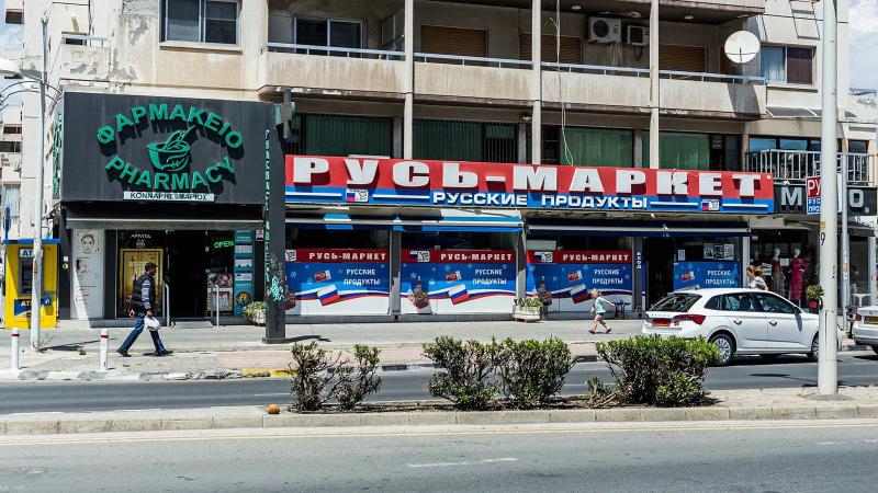 Is it true that there are many Russians living in Cyprus? How many Russians are in Cyprus and what do they do?