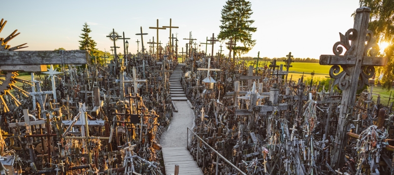 Mount of Crosses (Kryžiū kalnas) in Lithuania &mdash; where it is located, history, how many crosses, how to get there and what to see
