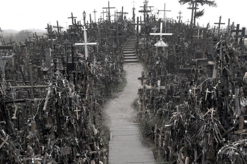 Mount of Crosses (Kryžiū kalnas) in Lithuania &mdash; where it is located, history, how many crosses, how to get there and what to see