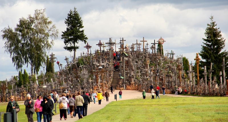 Mount of Crosses (Kryžiū kalnas) in Lithuania &mdash; where it is located, history, how many crosses, how to get there and what to see