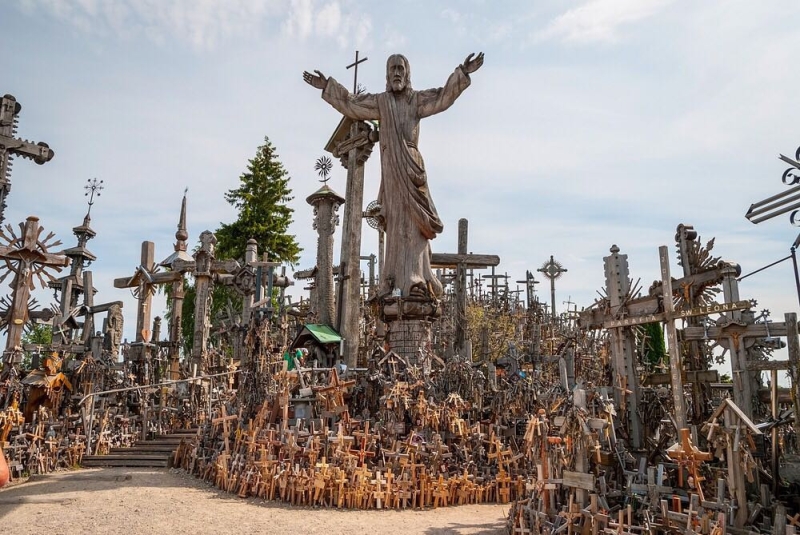 Mount of Crosses (Kryžiū kalnas) in Lithuania &mdash; where it is located, history, how many crosses, how to get there and what to see