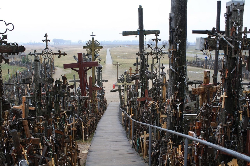Mount of Crosses (Kryžiū kalnas) in Lithuania &mdash; where it is located, history, how many crosses, how to get there and what to see
