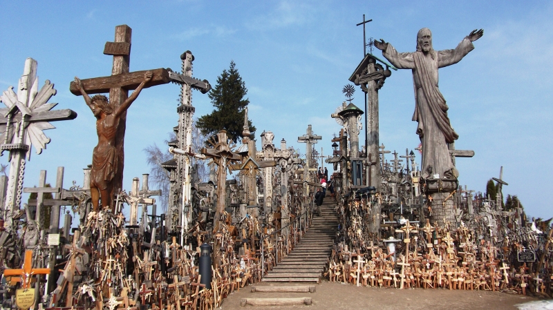 Mount of Crosses (Kryžiū kalnas) in Lithuania &mdash; where it is located, history, how many crosses, how to get there and what to see